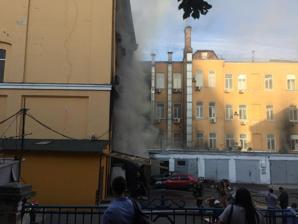 На Большой Васильковской в Киеве горели гаражи, 3-этажное здание и 2 автомобиля (фото)