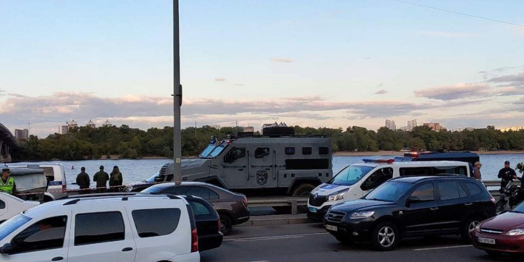 Мост Метро в Киеве перекрыли из-за мужчины, угрожающего его подорвать (фото, видео) Мост Метро в Киеве перекрыли из-за мужчины, угрожающего его подорвать (фото, видео)