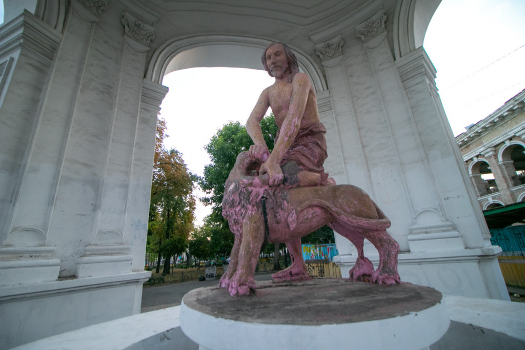 Киевские коммунальщики все еще не отмыли памятник Самсону от розовой краски (фото)