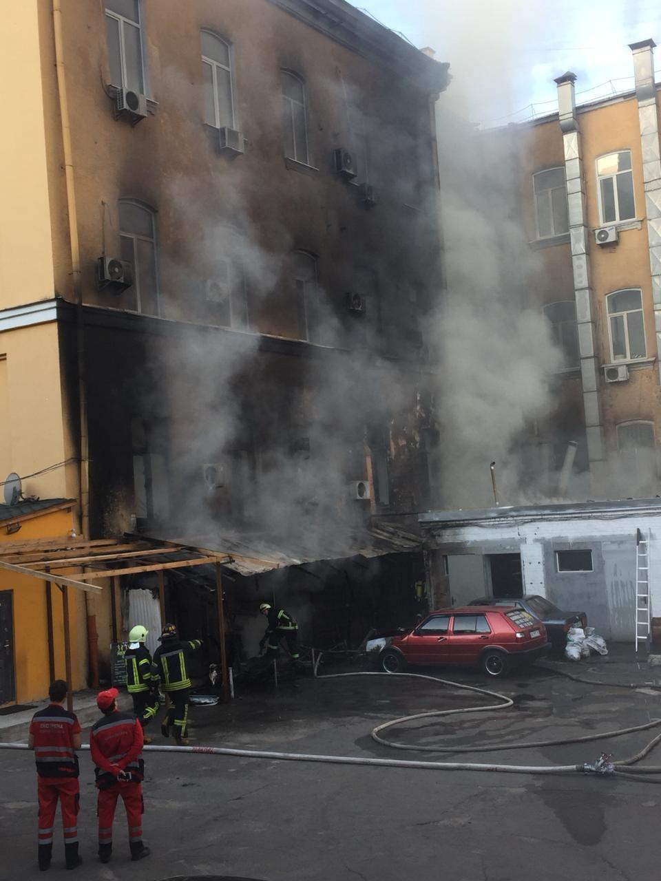 На Большой Васильковской в Киеве горели гаражи, 3-этажное здание и 2 автомобиля (фото)