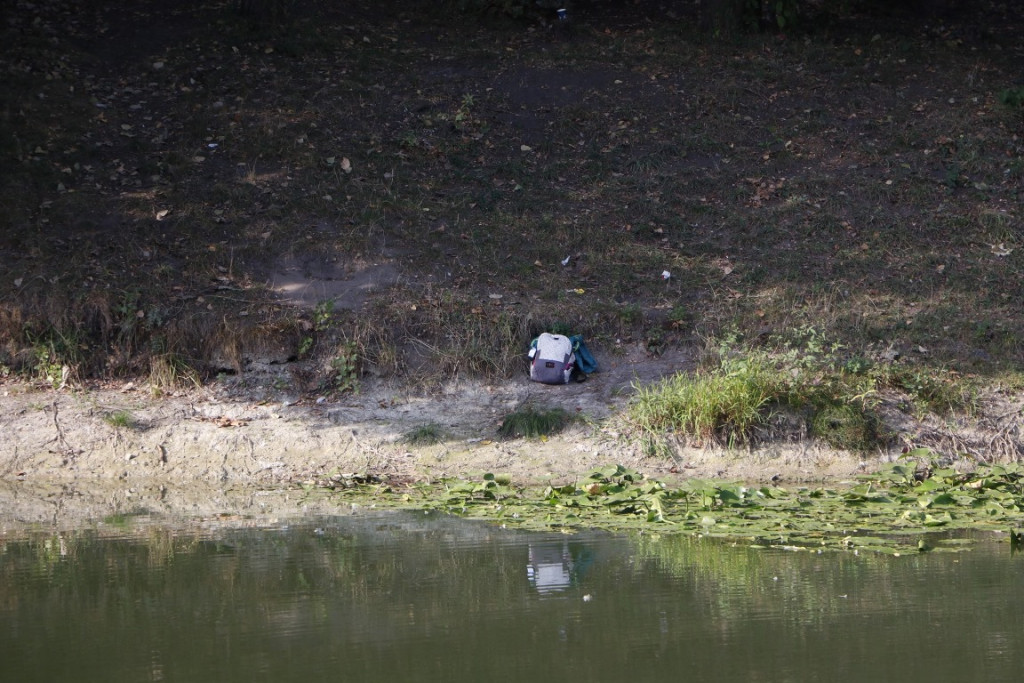 На Теремках из озера достали тело женщины (фото, видео)