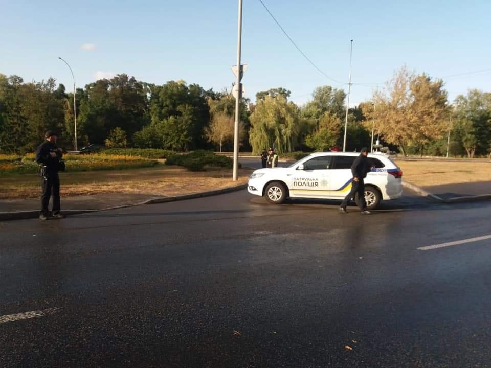 Мост Метро в Киеве перекрыли из-за мужчины, угрожающего его подорвать (фото, видео) Мост Метро в Киеве перекрыли из-за мужчины, угрожающего его подорвать (фото, видео)