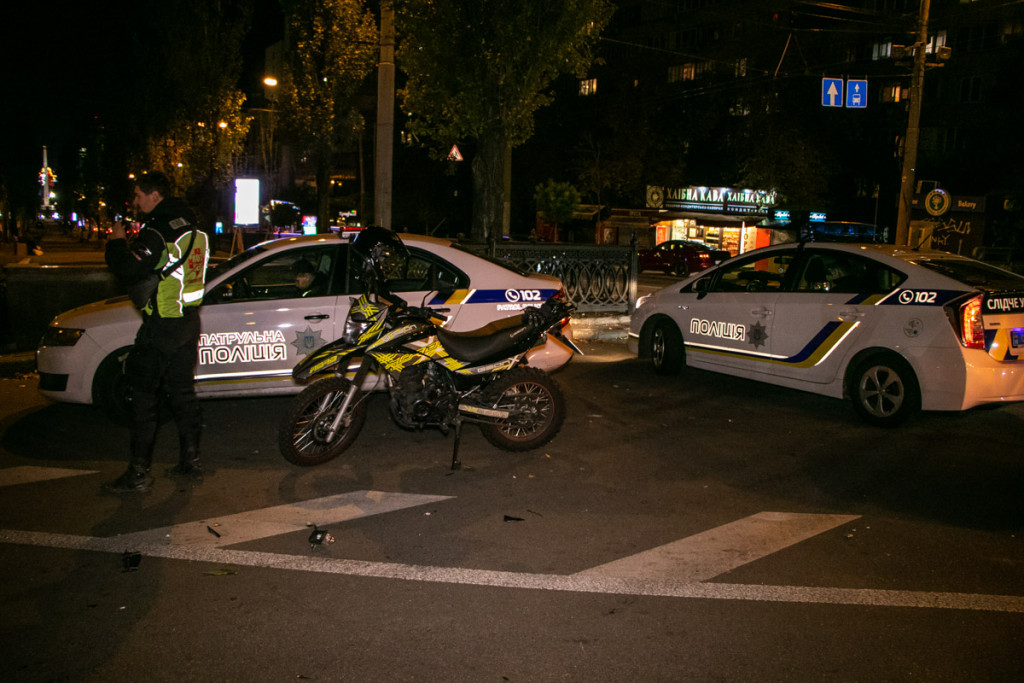 В центре Киева в результате ДТП серьезно пострадал водитель гоночного мотоцикла (фото, видео)