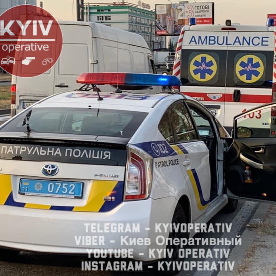 Кусок путепровода на Богатырской в Киеве разбил лобовое стекло автомобиля (фото, видео)