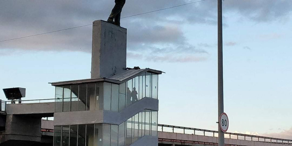 Мост Метро в Киеве перекрыли из-за мужчины, угрожающего его подорвать (фото, видео) Мост Метро в Киеве перекрыли из-за мужчины, угрожающего его подорвать (фото, видео)