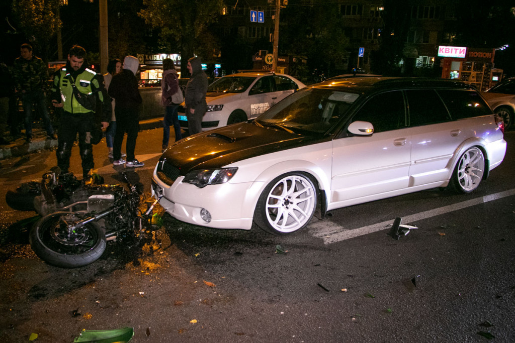 В центре Киева в результате ДТП серьезно пострадал водитель гоночного мотоцикла (фото, видео)