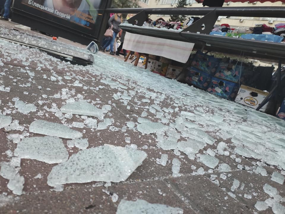 Неизвестные дважды за несколько дней разбили стекло на остановке у метро “Печерская” (фото)