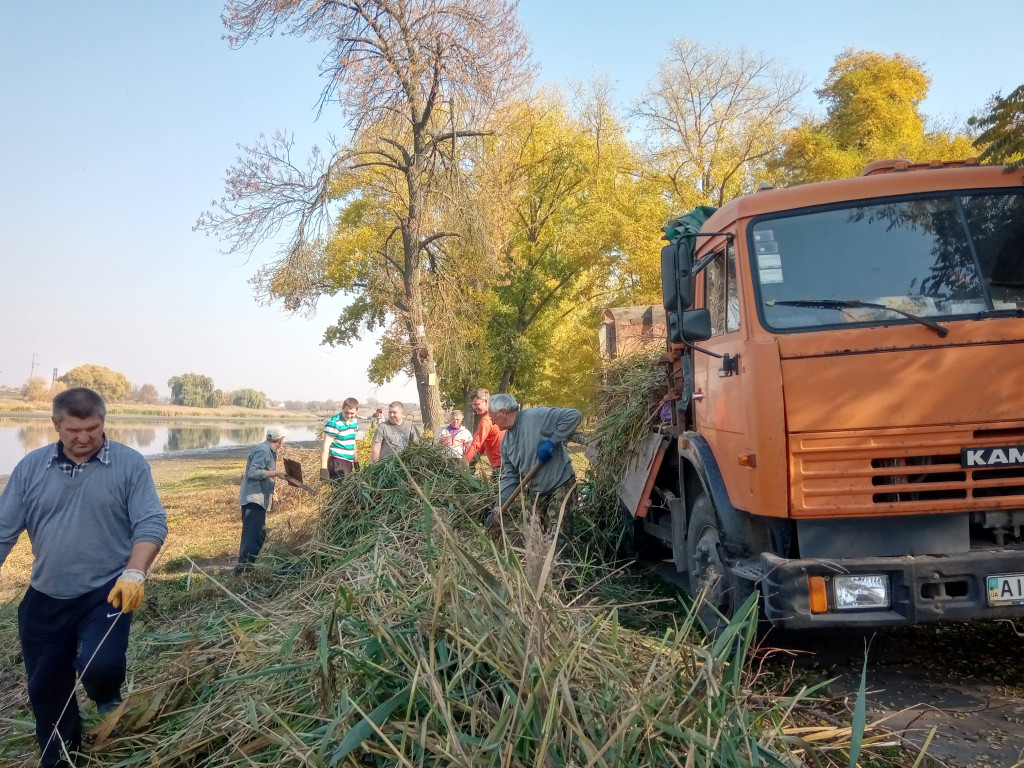 Уставшие от вредных выбросов жители Узина взялись за очистку местной реки