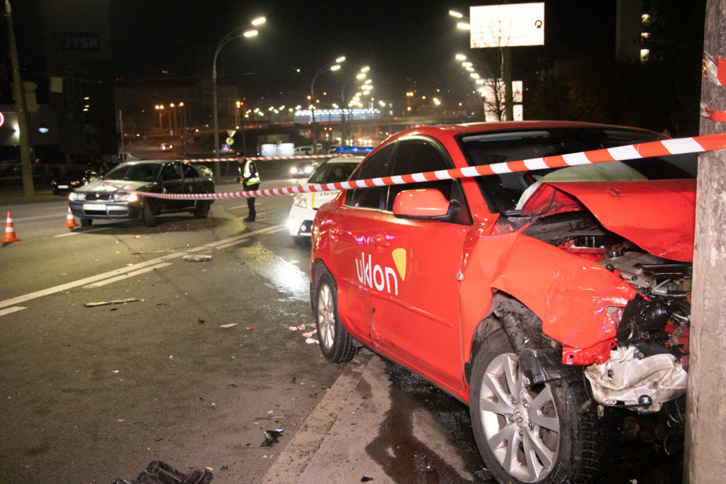 Ночью в Киеве столкнулись автомобили такси, в результате чего пострадали 2 человека (фото, видео)