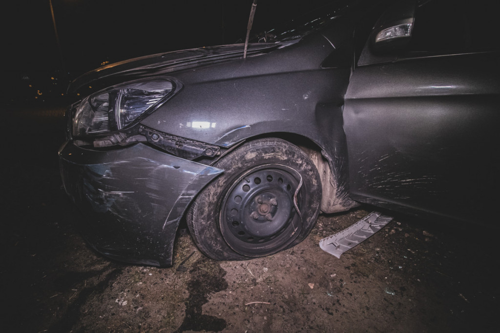 На Позняках в Киеве пьяный водитель снес забор, влетел на стоянку и перевернулся (фото, видео)