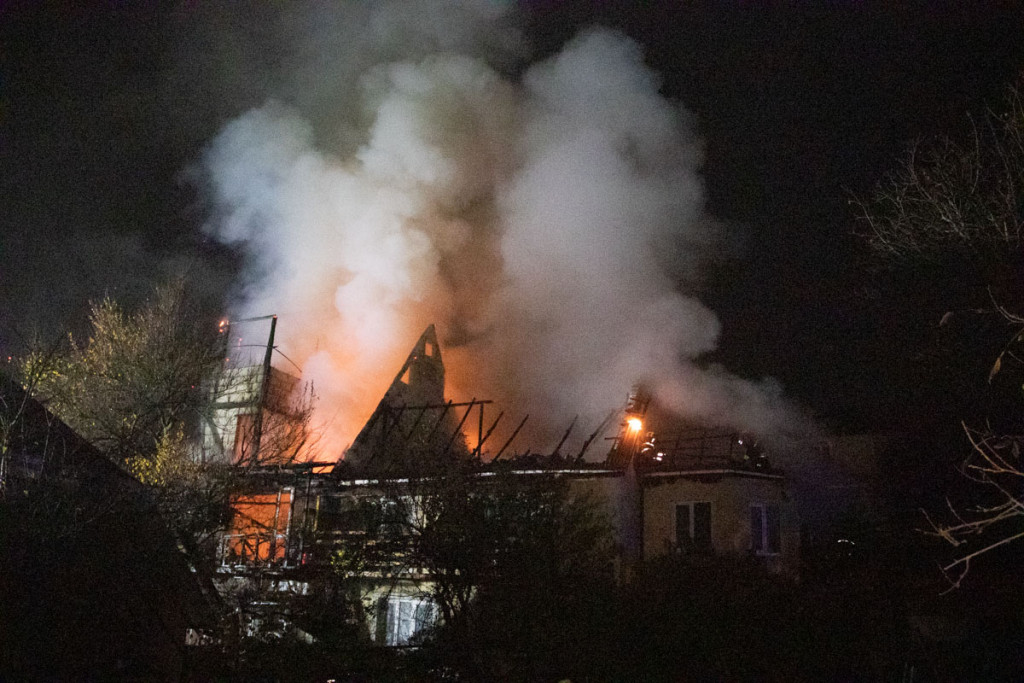 Масштабный пожар в 3-этажном частном доме произошел в Подольском районе Киева (фото, видео)
