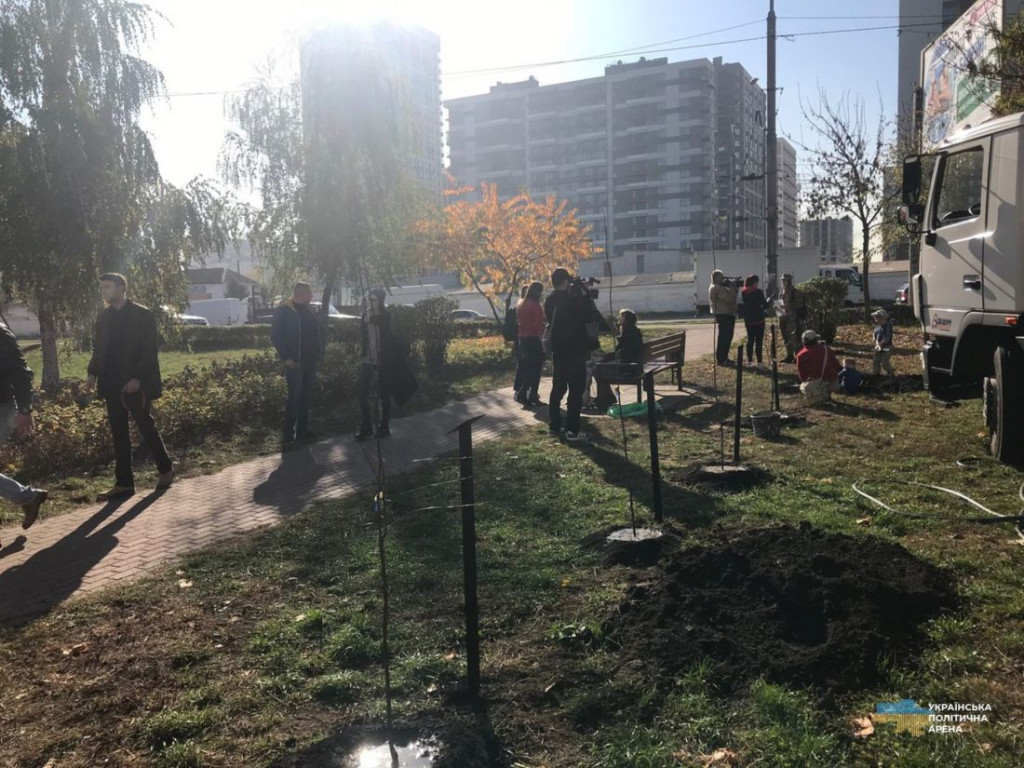 В Киеве открыли Аллею памяти погибших на Донбассе женщин (фото)