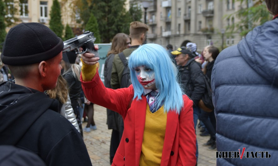 Ходячие мертвецы: в Киеве прошел парад зомби (фото, видео)