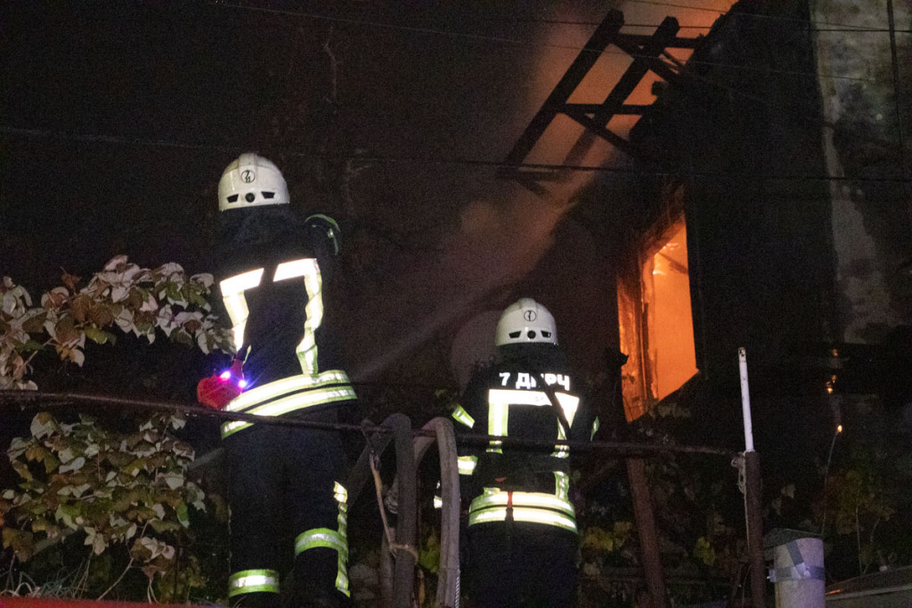 Масштабный пожар в 3-этажном частном доме произошел в Подольском районе Киева (фото, видео)