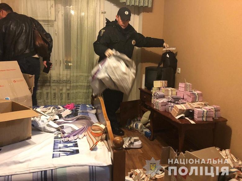 В Киеве мошенника разоблачили при обмене 15 тысяч долларов на фальшивые гривны (фото, видео)