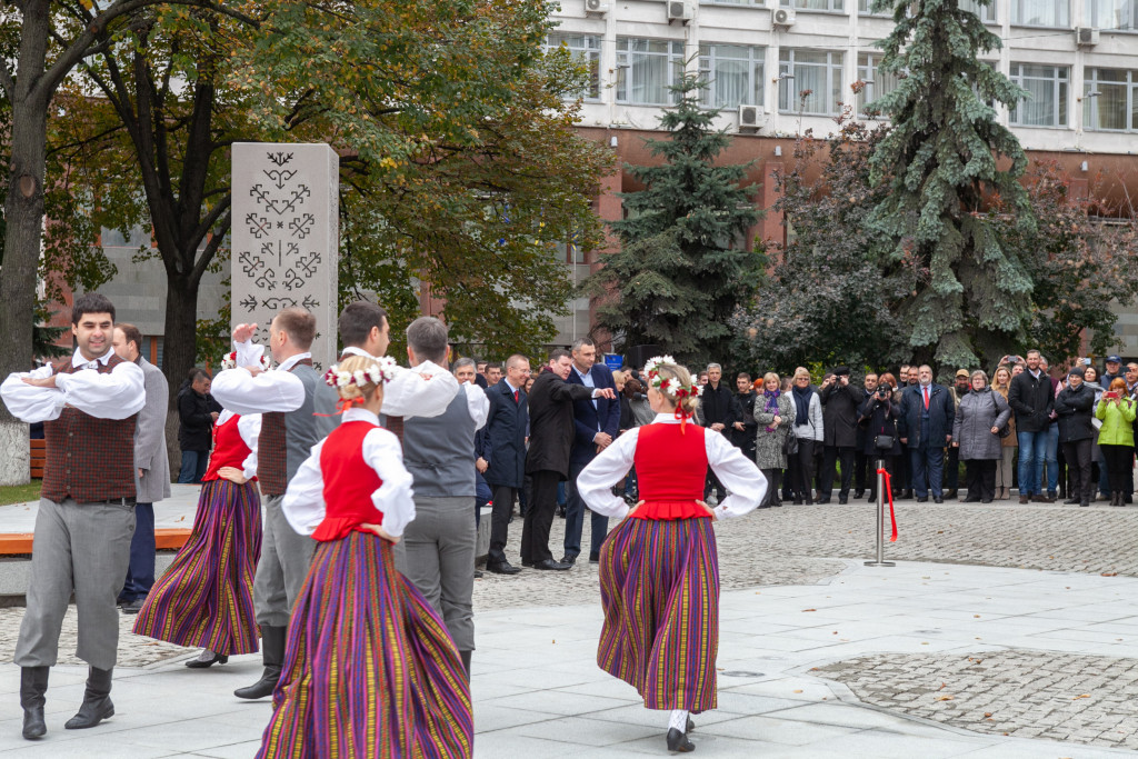 Возле станции метро “Арсенальная” в Киеве открыли Латвийский сквер (фото)