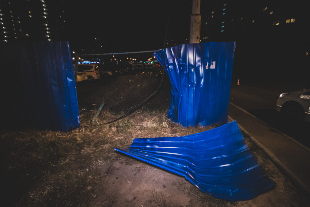 На Позняках в Киеве пьяный водитель снес забор, влетел на стоянку и перевернулся (фото, видео)