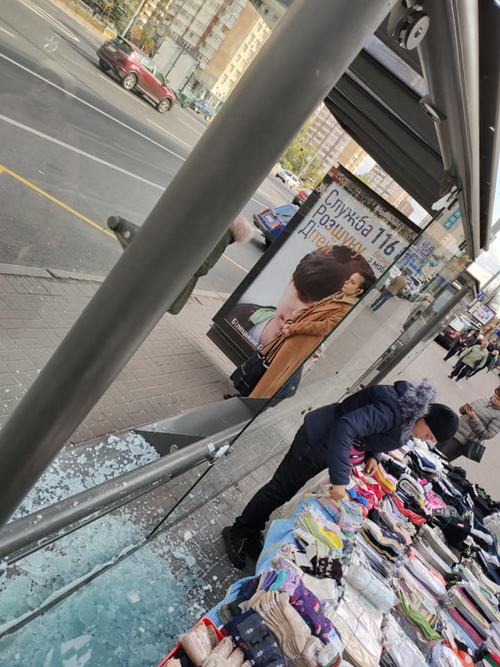 Неизвестные дважды за несколько дней разбили стекло на остановке у метро “Печерская” (фото)
