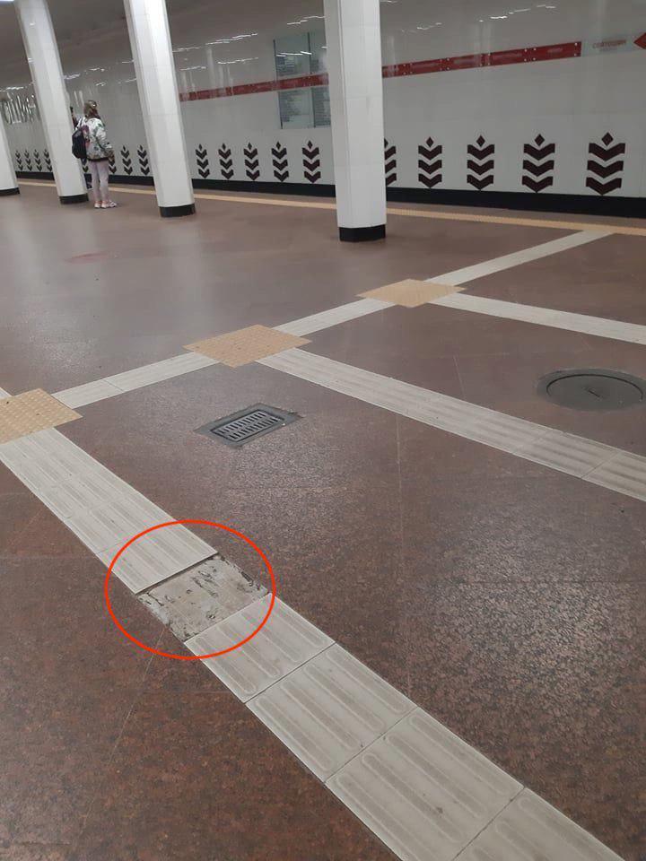 На недавно капитально отремонтированной станции метро “Святошин” отваливается плитка