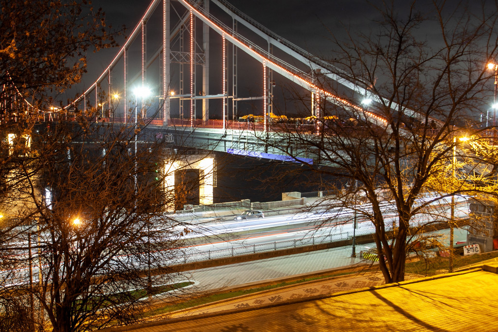 Парковый пешеходный мост в Киеве подсветили оранжевым светом в рамках флешмоба (фото)