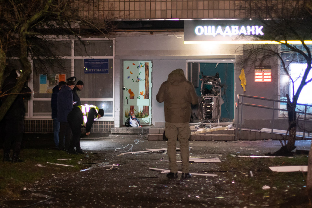 Ночью на Русановке неизвестные взорвали и ограбили отделение Ощадбанка (фото, видео)