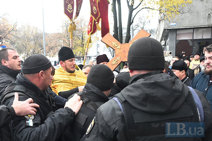 Сторонники Филарета попытались взять штурмом столичный суд (фото, видео)