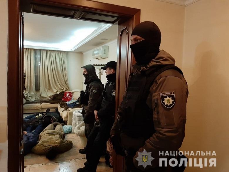 В Киеве полиция задержала 17 неизвестных за силовой захват квартиры на Оболони (фото, видео)