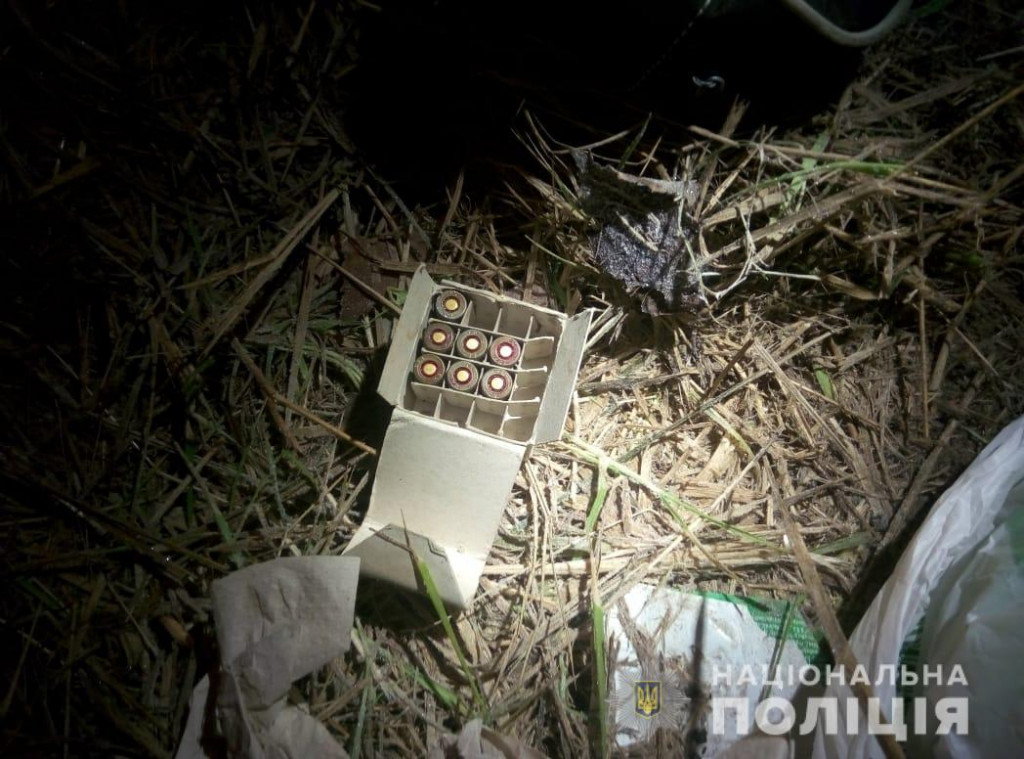 На Киевщине водитель выбросил из автомобиля пакет с оружием во время побега от полиции (фото, видео)