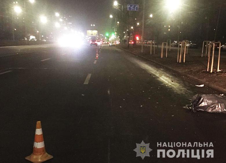 На улице Ревуцкого в Киеве мотоциклист насмерть сбил пешехода-нарушителя