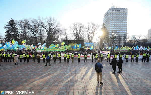 В Киеве под Радой митингуют протестующие против “рынка земли” аграрии (фото, видео)