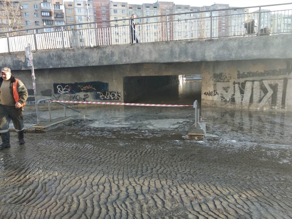 Подземный переход на Героев Днепра в Киеве затопило из-за прорыва водопровода (видео)