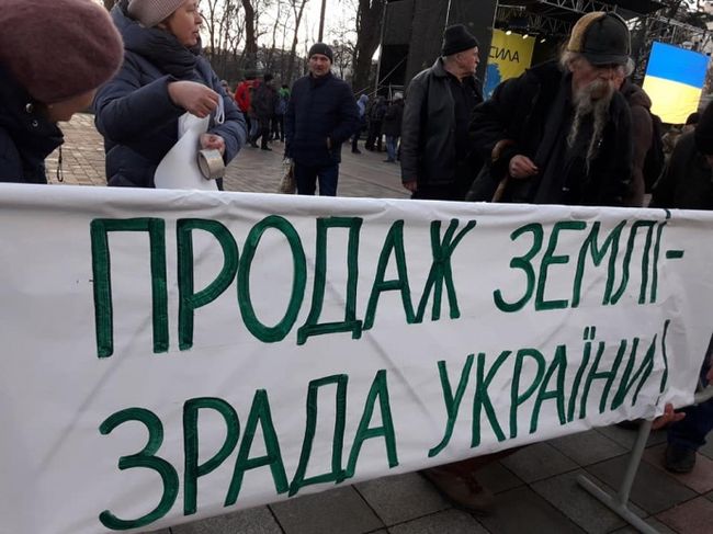 Движение двух автобусов в Киеве задерживается из-за митингующих