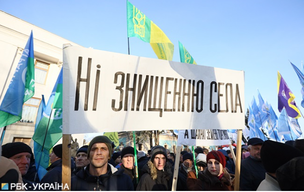 В Киеве под Радой митингуют протестующие против “рынка земли” аграрии (фото, видео)