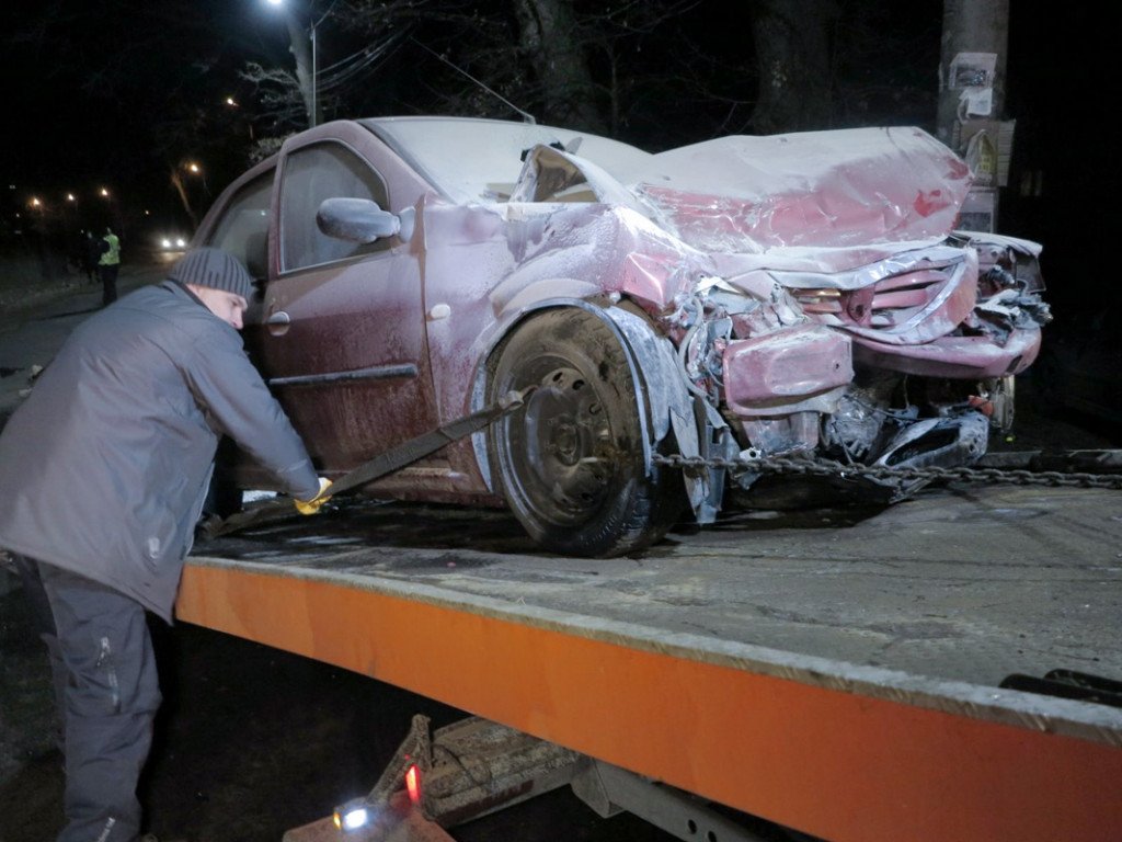 В Буче в результате лобового столкновения автомобилей погиб молодой человек (фото)