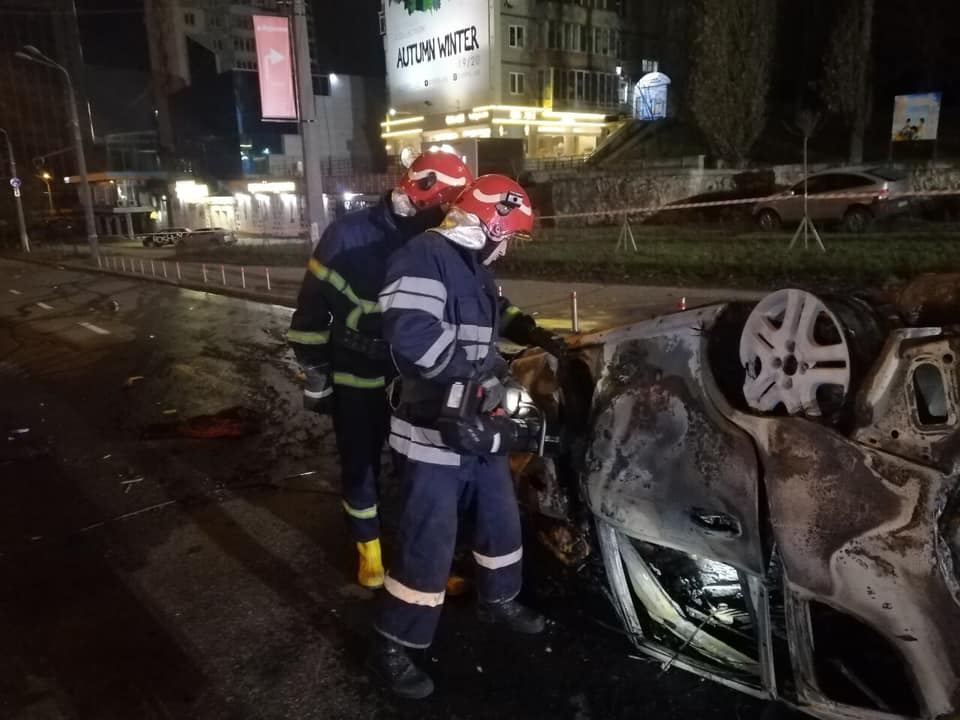 На бульваре Дружбы народов в Киеве водитель сгорел заживо в автомобиле в результате ДТП (фото, видео)