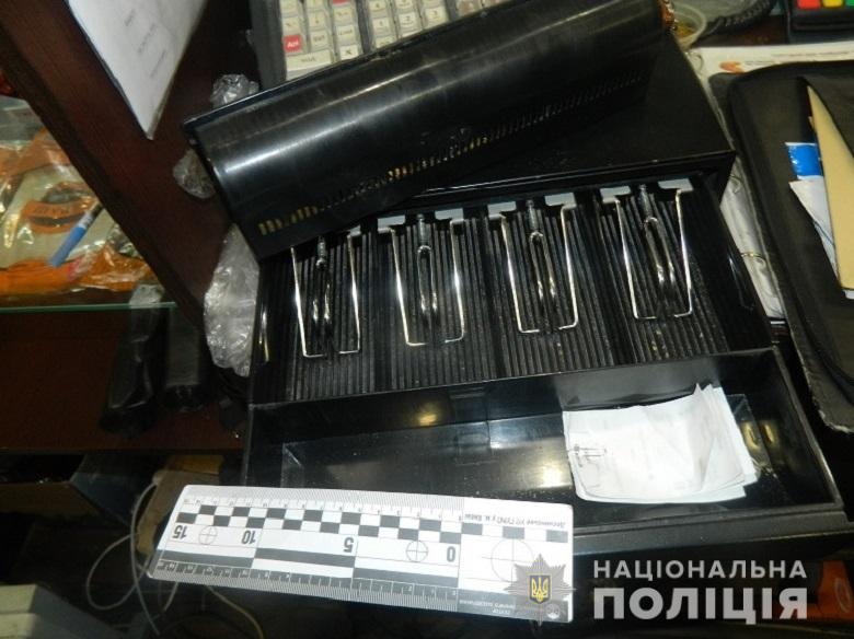 В Киеве мужчине сообщили о подозрении в серии краж из хлебных киосков