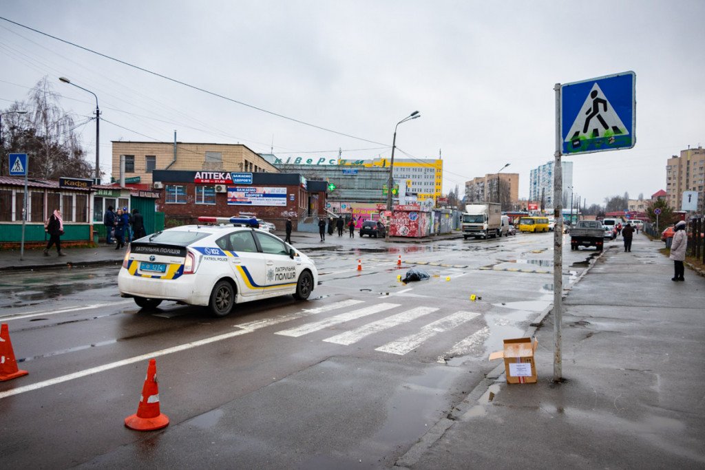 Грузовик насмерть сбил женщину на столичной Борщаговке (фото, видео)