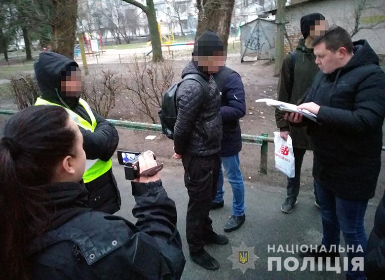 В Киеве задержали подозреваемого в покушении на убийство и попытке изнасилования 19-летней киевлянки (фото, видео)