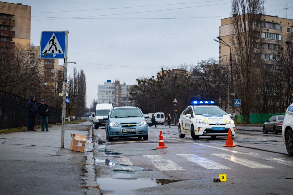 Грузовик насмерть сбил женщину на столичной Борщаговке (фото, видео)