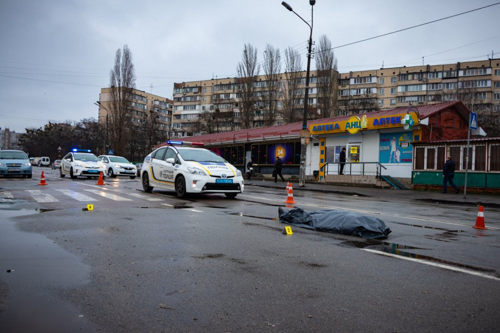 Грузовик насмерть сбил женщину на столичной Борщаговке (фото, видео)