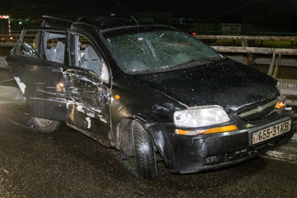 На Южном мосту в Киеве произошло серьезное ДТП с участием трех автомобилей (фото, видео)