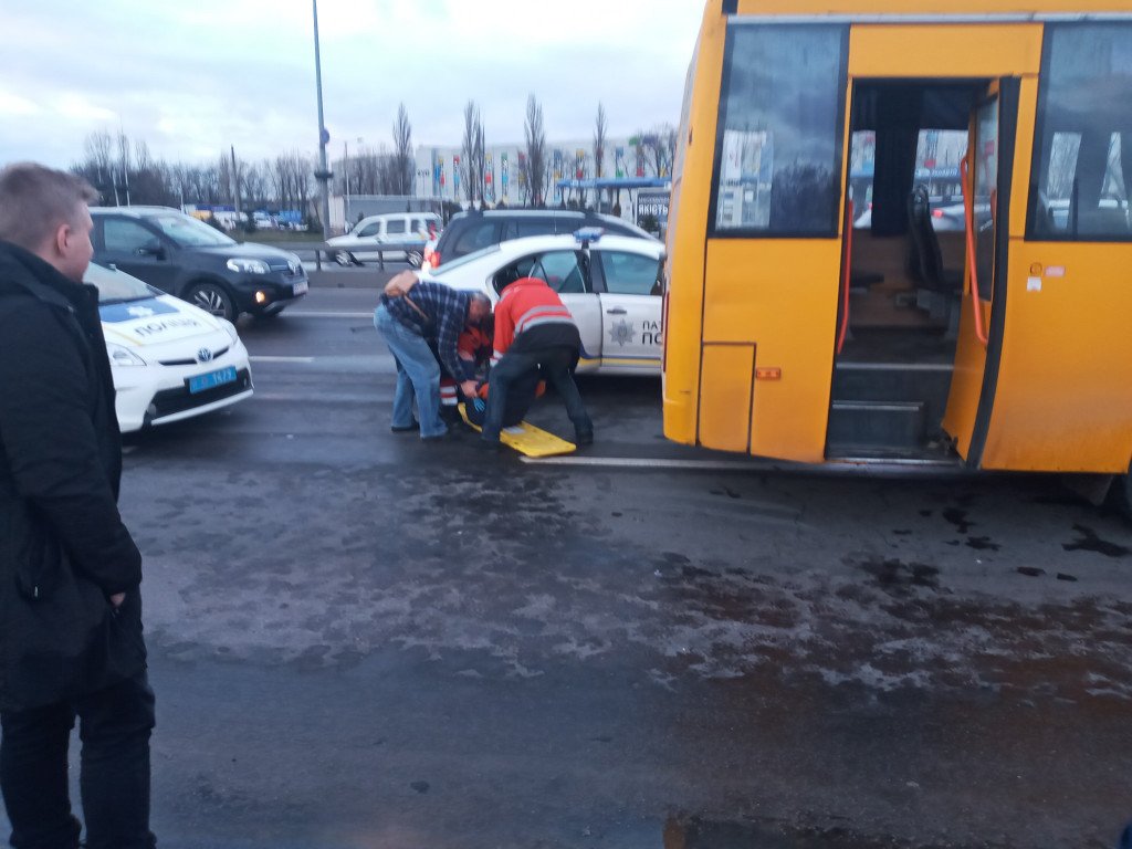 На проспекте Бажана в Киеве маршрутка “влетела” в грузовик, 11 человек госпитализированы (фото, видео)