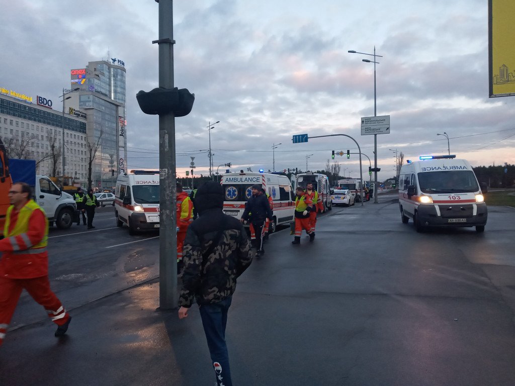 На проспекте Бажана в Киеве маршрутка “влетела” в грузовик, 11 человек госпитализированы (фото, видео)
