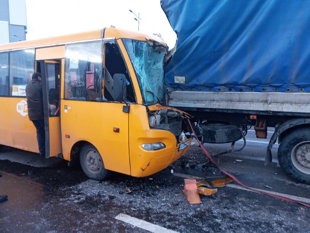 На проспекте Бажана в Киеве маршрутка “влетела” в грузовик, 11 человек госпитализированы (фото, видео)