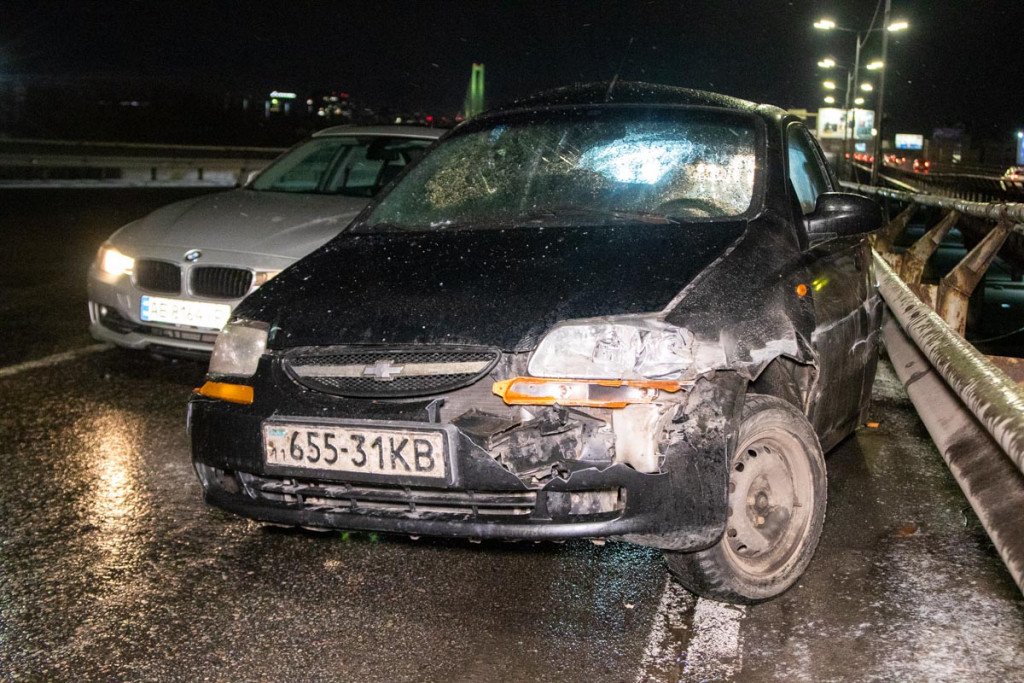 На Южном мосту в Киеве произошло серьезное ДТП с участием трех автомобилей (фото, видео)