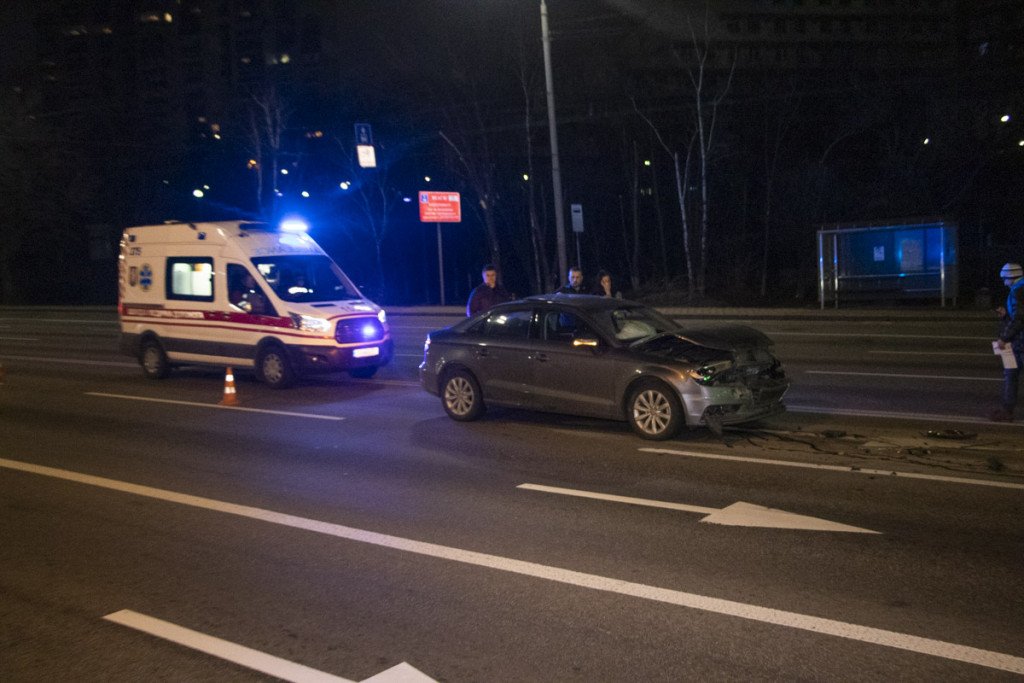 На столичном Печерске пьяный водитель Audi столкнул между собой автомобили трех служб такси (фото, видео)