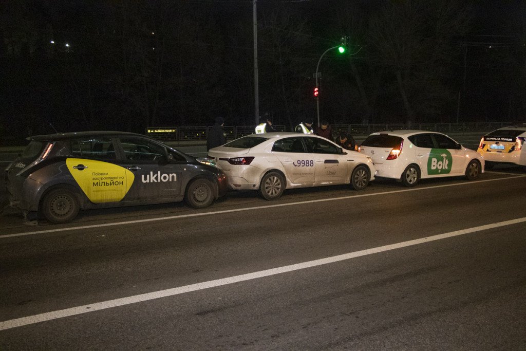 На столичном Печерске пьяный водитель Audi столкнул между собой автомобили трех служб такси (фото, видео)