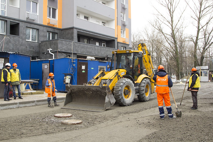 Работники “Киевгорстроя” заходят на строительные площадки “Укрбуда”
