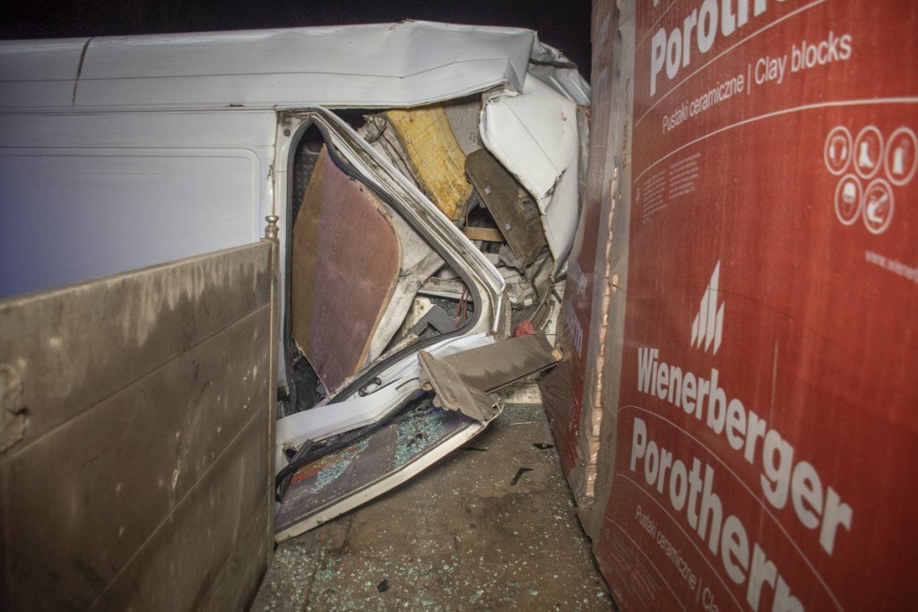 Ночью на Троещине Mercedes Sprinter “влетел” в грузовик (фото, видео)