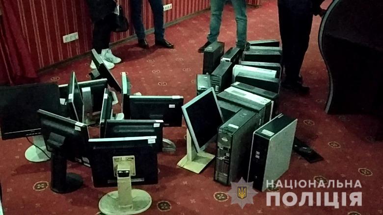 Полицейские пресекли деятельность игорного заведения в Голосеевском районе Киева (фото, видео)